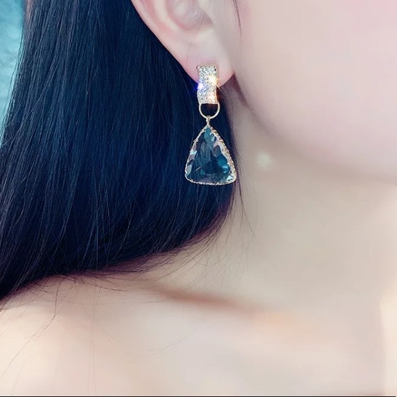 🌟 Clear Triangle Earrings - Picture 2 of 5
